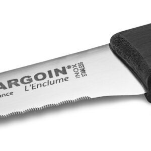 Zoom sur la base de la lame crantée du couteau entrecôte à 3 rivets avec manche noir de 11cm de la marque Fischer