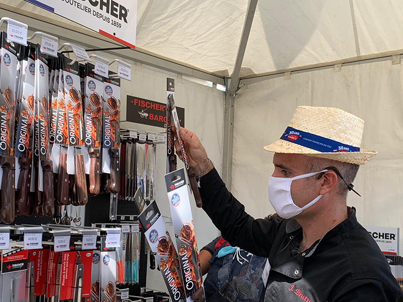 Jérôme BRUTUS directeur commercial de fischer sur le stand de l'entreprise lors du championnat de france de barbecue 2020