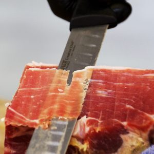 Découpe d'un jambon avec le couteau à jambon fischer